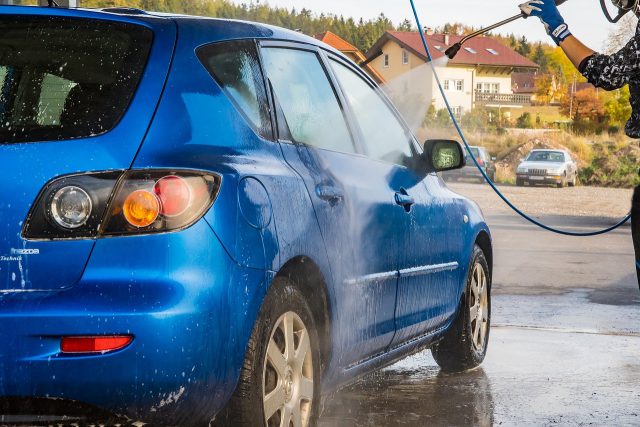 Jak wybrać odpowiednią myjkę ciśnieniową do samochodu?