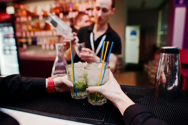 Podstawowe wyposażenie drink i cocktail baru – pomysły i inspiracje
